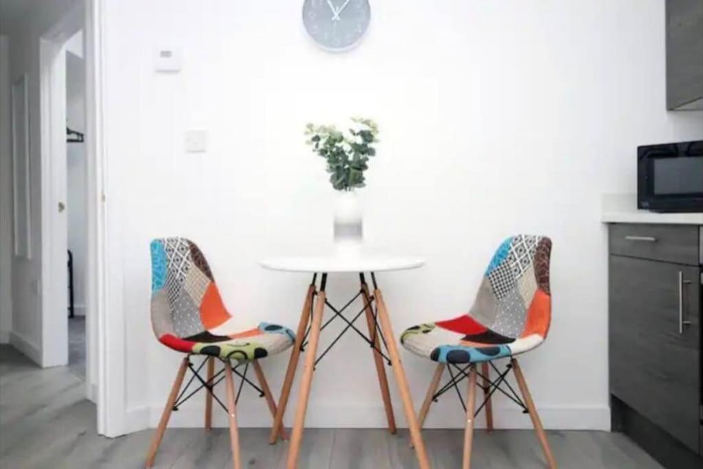 Luxury Redefined:Cardiff 1-Bed Appartement Buitenkant foto