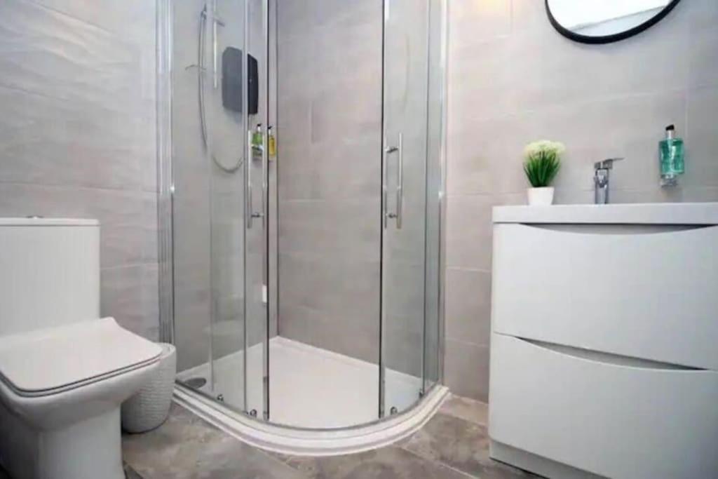 Luxury Redefined:Cardiff 1-Bed Appartement Buitenkant foto